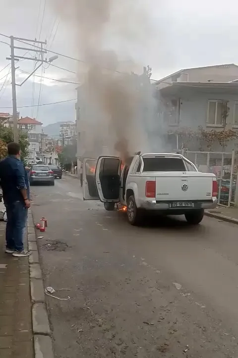 Buca’da araç yangını faciaya dönüyordu: Müdahale sırasında şiddetli patlama