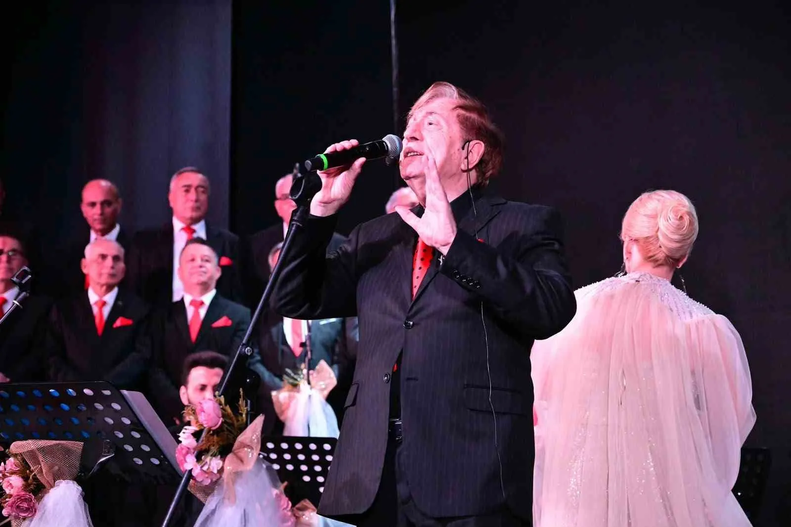 Sanat Güneşi Manisa’da bir kez daha doğdu: Zeki Müren şarkılarıyla anıldı
