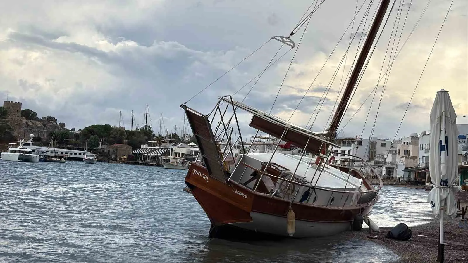 Bodrum'da doğa öfkesini kustu: 2,5 milyonluk yelkenli sahile çakıldı