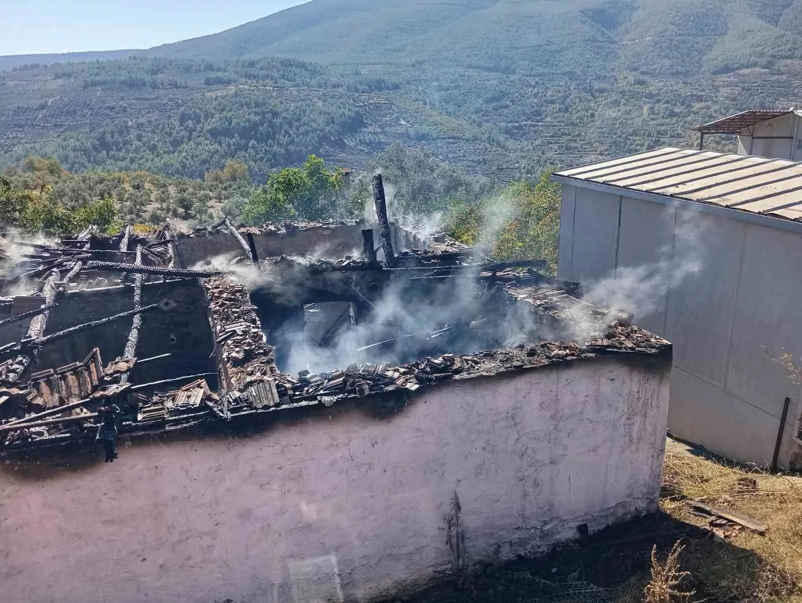 Bozdoğan'da korku dolu anlar: Alevler evi yuttu