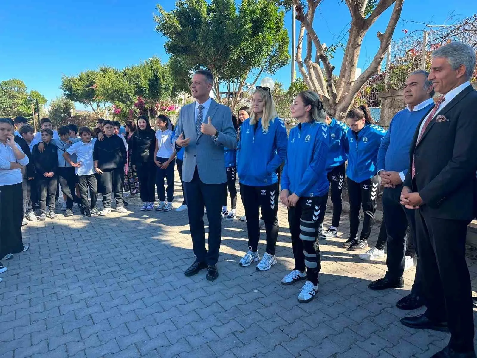 Bodrum'un şampiyonları gençlerle buluştu: Denizin Kızları'ndan anlamlı ziyaret