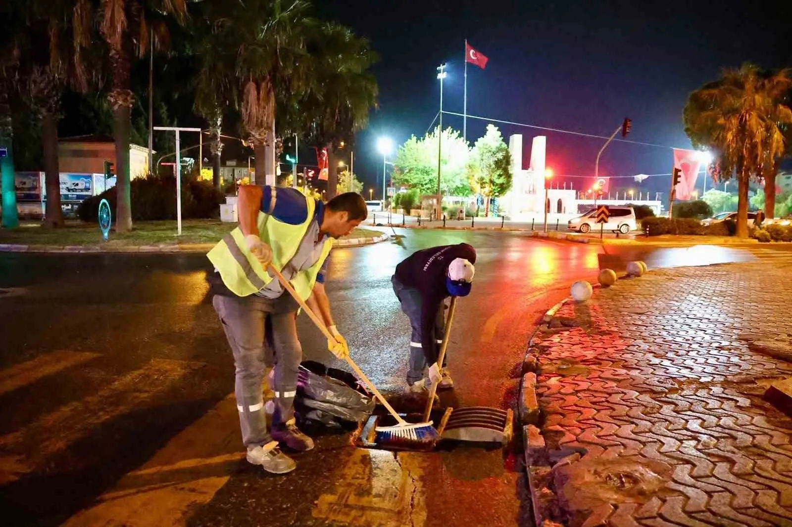 Didim’de sağanak alarmı: Ekipler tıkanıklıkları tek tek temizledi