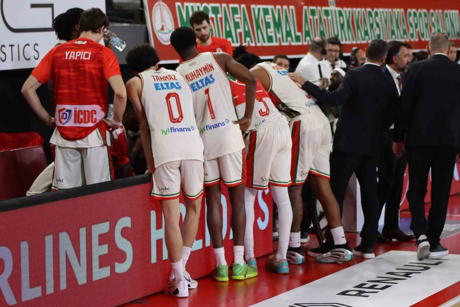 Mustafa Kemal Atatürk Spor Salonu’nda büyük düello: Karşıyaka galibiyeti uzatmada kopardı