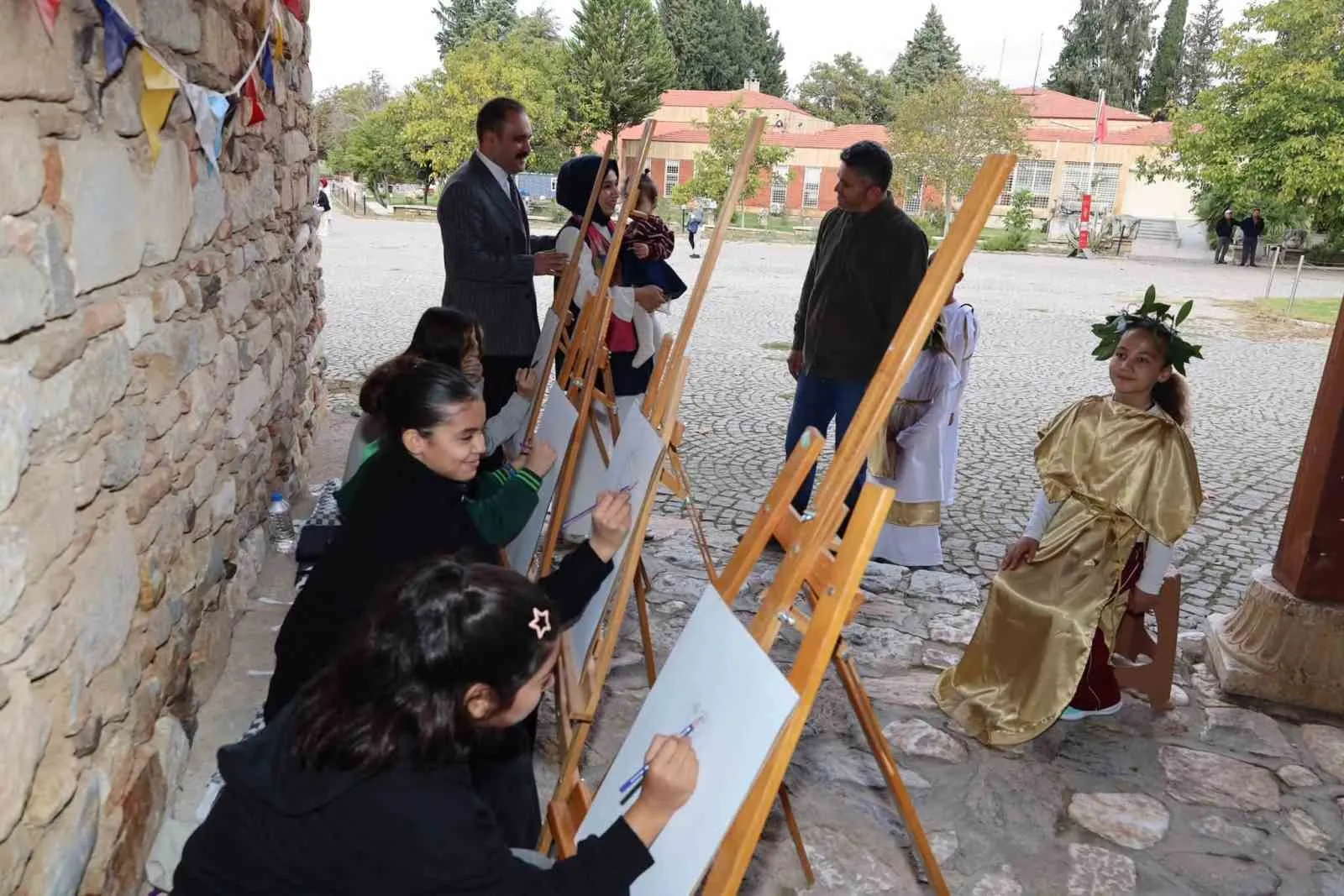 Minik eller tarihe dokundu: Afrodisias’ta arkeoloji rüzgarı esti
