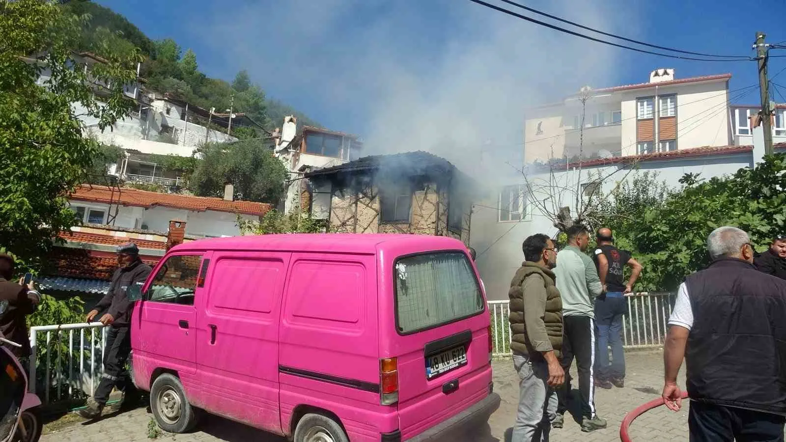 Menteşe’de korku dolu anlar: Mahalleli hortumlarla alevlere karşı siper oldu