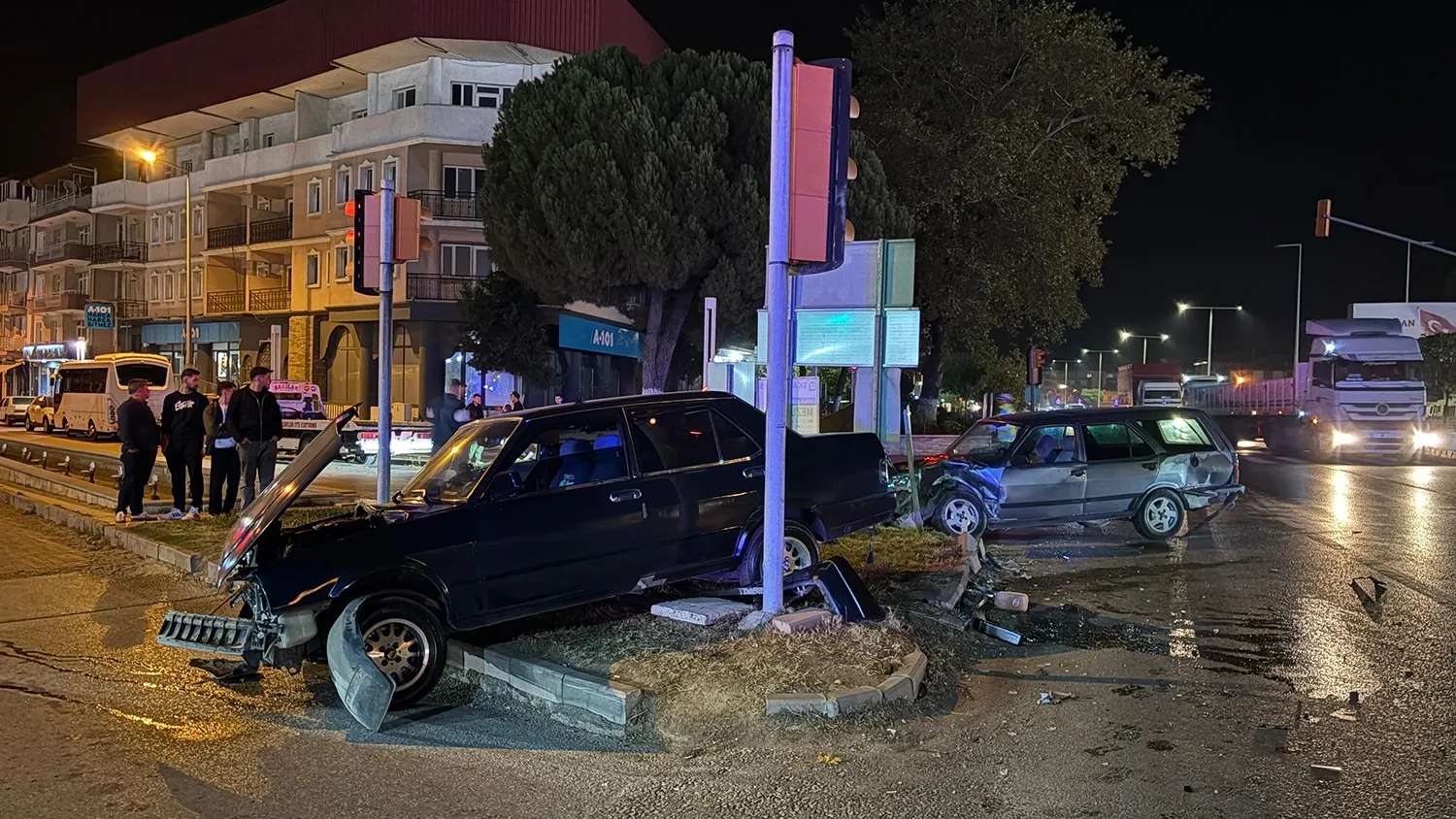 Kula’da gece yarısı korkutan çarpışma: Kavşakta can pazarı