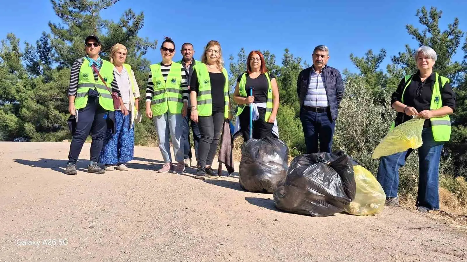 Manisa'da orman temizliği: Çöp kutusuna rağmen doğayı kirletenlere tepki