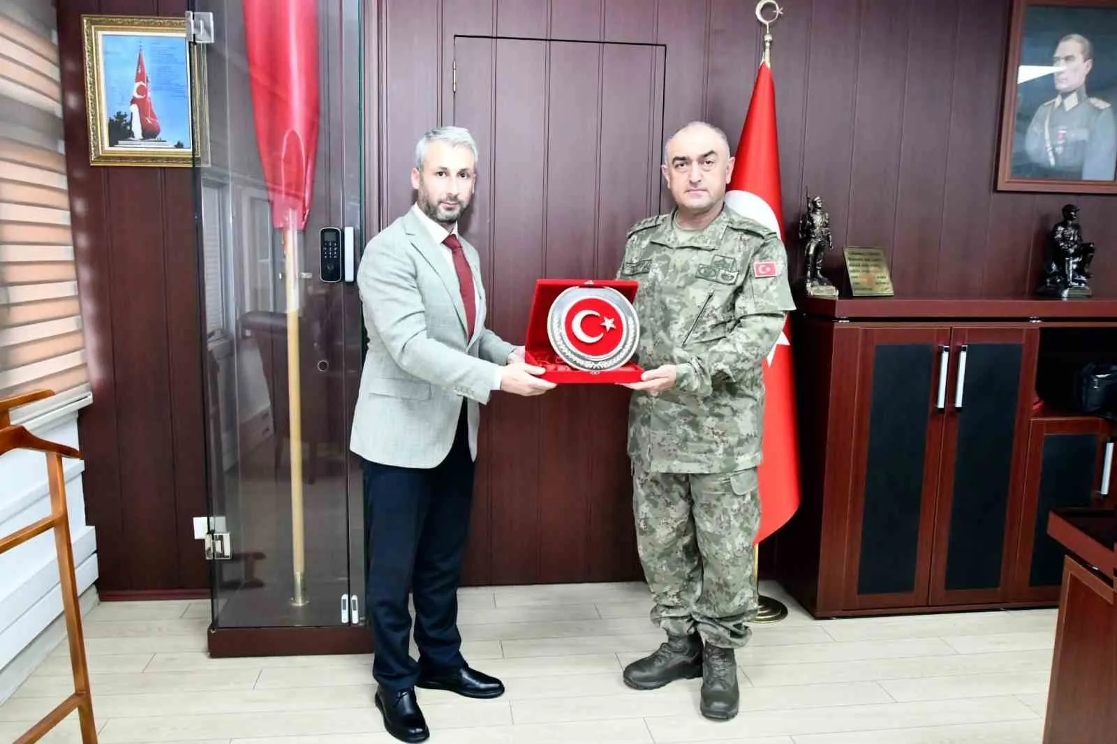 Manisa'da duygusal buluşma: Komutanlıktan şehit ailelerine kapımız her zaman açık mesajı