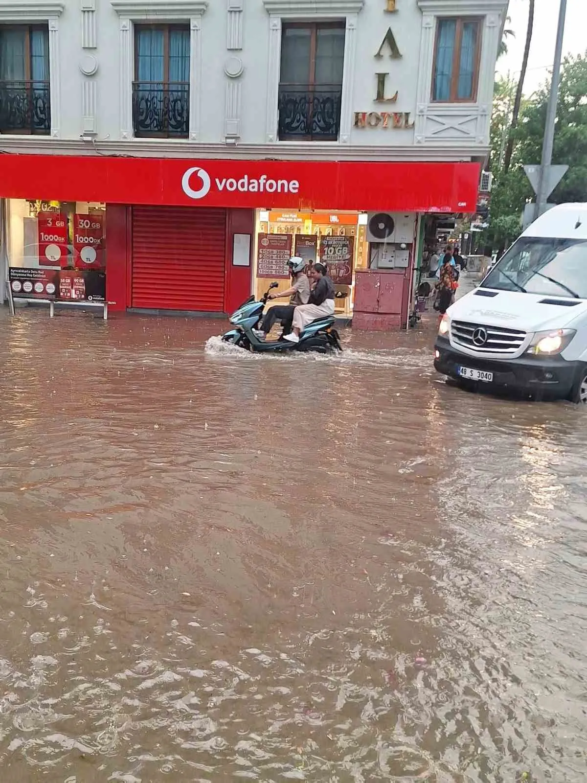 Fethiye'de sağanak kabusu: Halk Evi sular altında kaldı
