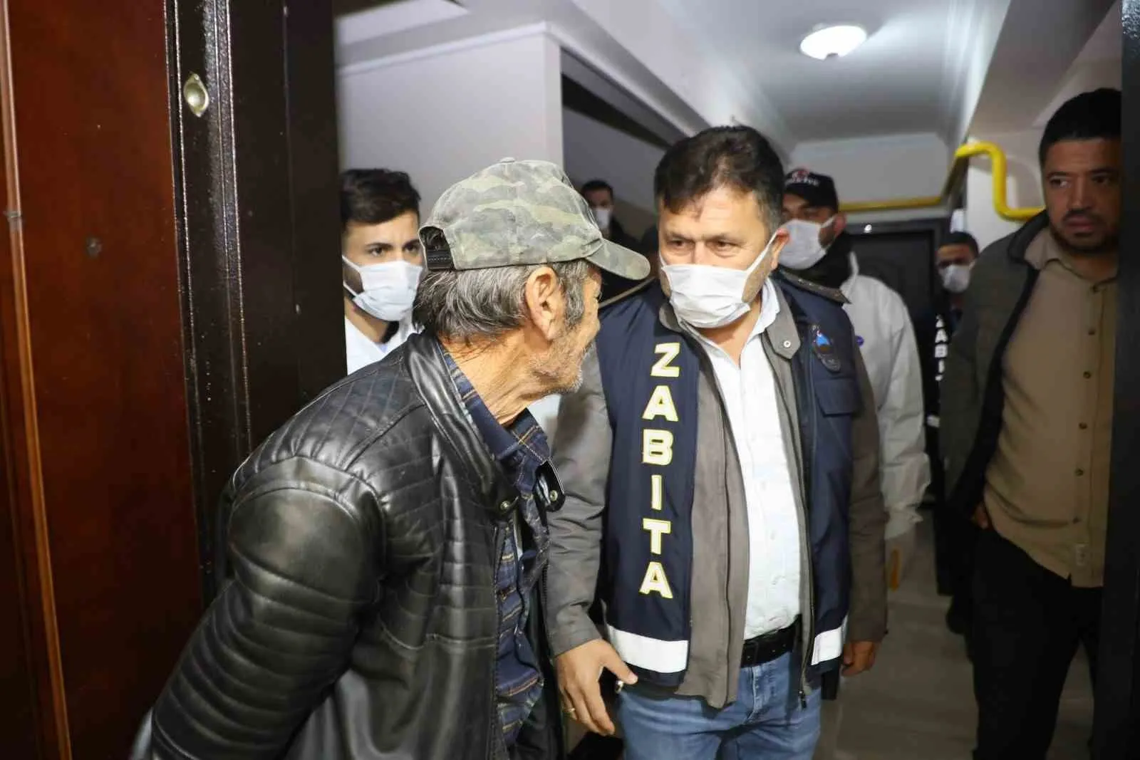 Manisa'da apartman dairesinden çıkanlar şoke etti: 6 kamyon dolusu atık tahliye edildi