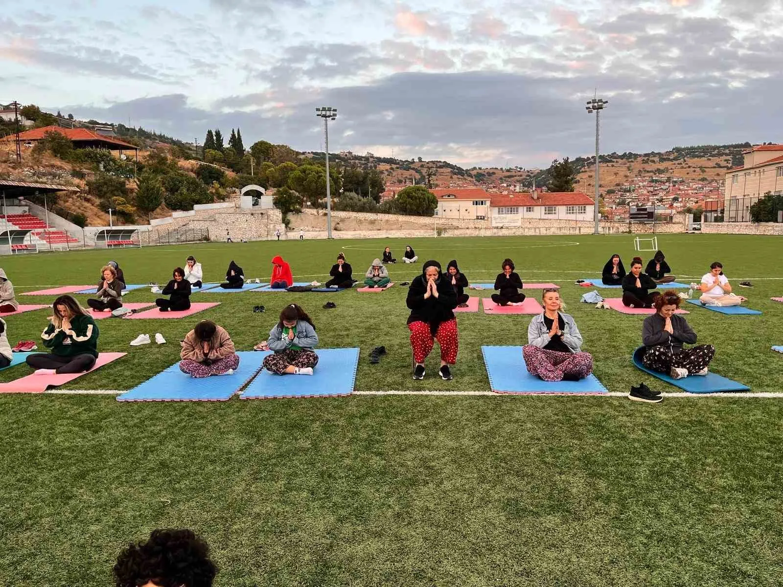 Güney'de sporla gelen huzur: Kadınlar matlarını yeşil sahaya serdi