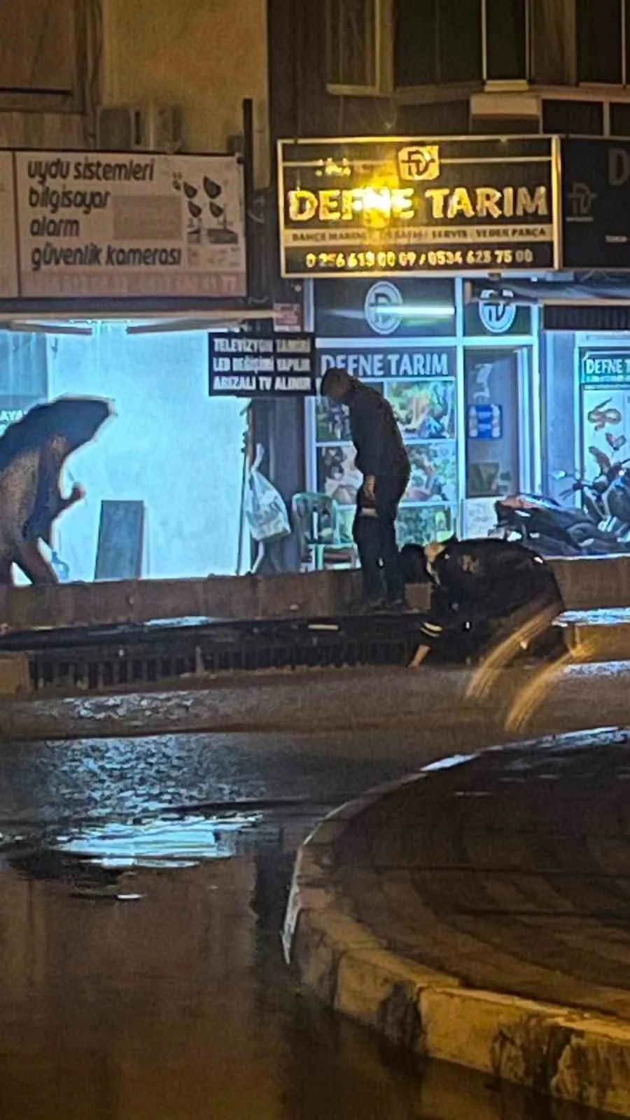 Kuşadası'nda gece mesaisi: Şiddetli yağış turistik ilçeyi vurdu