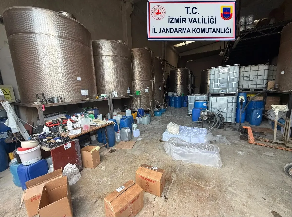 Bornova’da zehir tacirlerine ağır darbe: 21 tonluk kaçak alkol zulası deşifre edildi