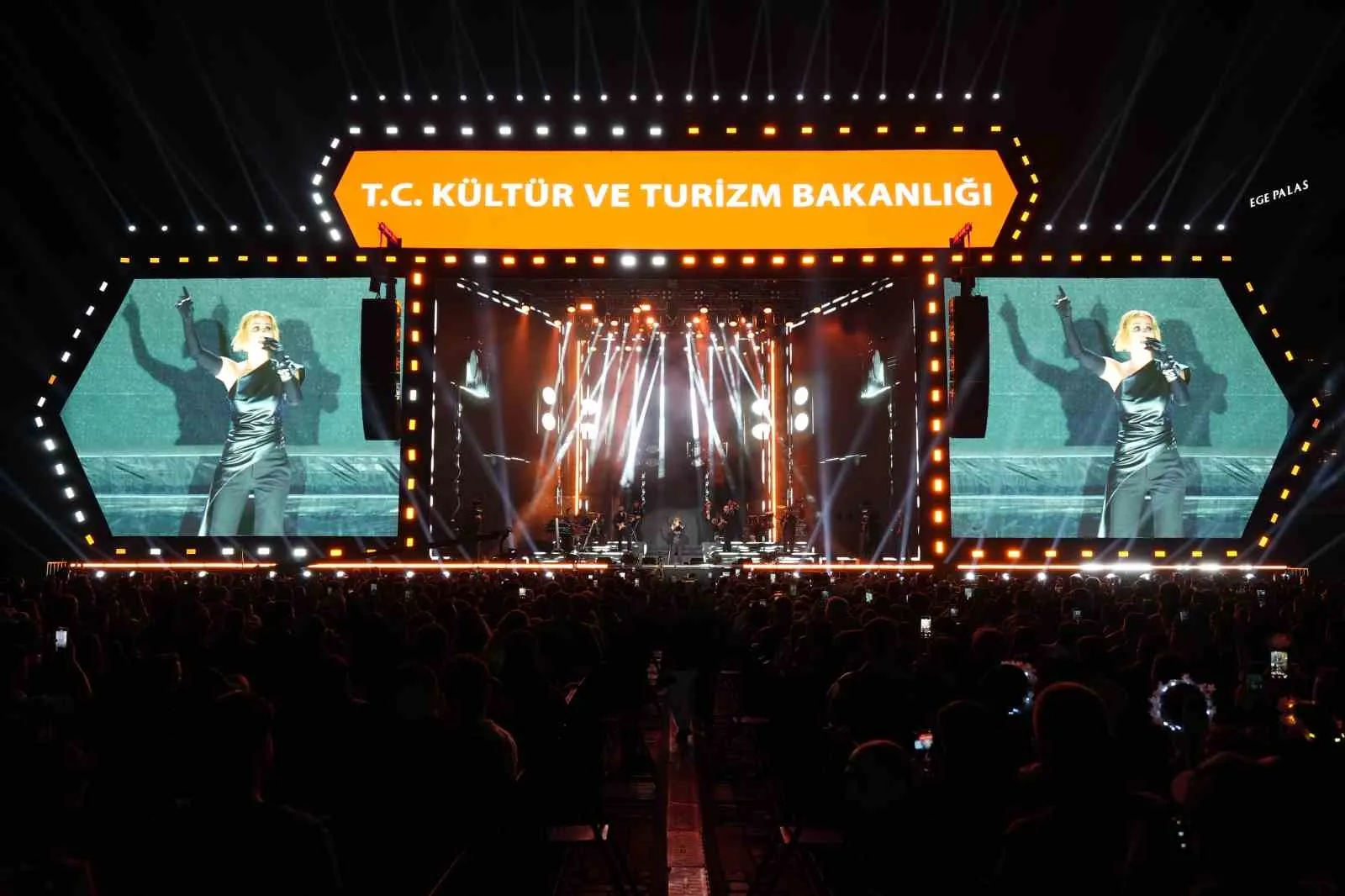 Gündoğdu Meydanı'nda Derya Uluğ rüzgarı: İzmirli hayranlarıyla unutulmaz bir gece yaşadı