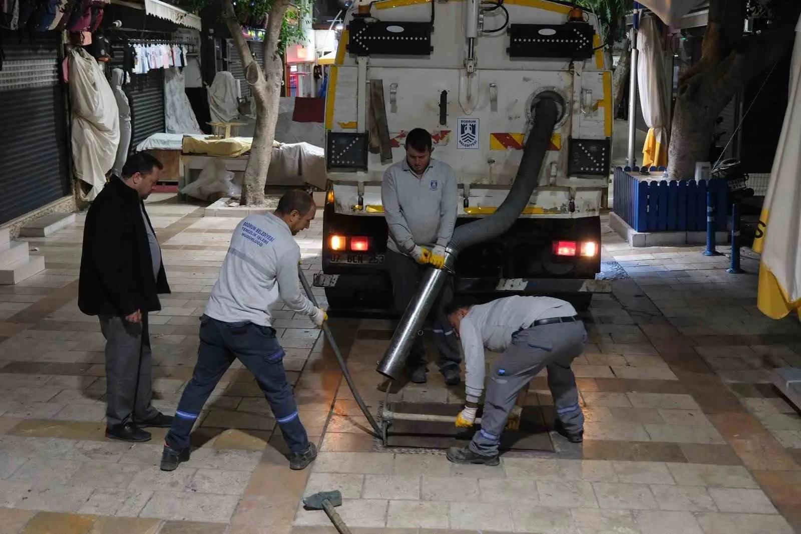Bodrum’da yağmur öncesi alarm: Mazgalları tıkayan izmarit dağları temizlendi