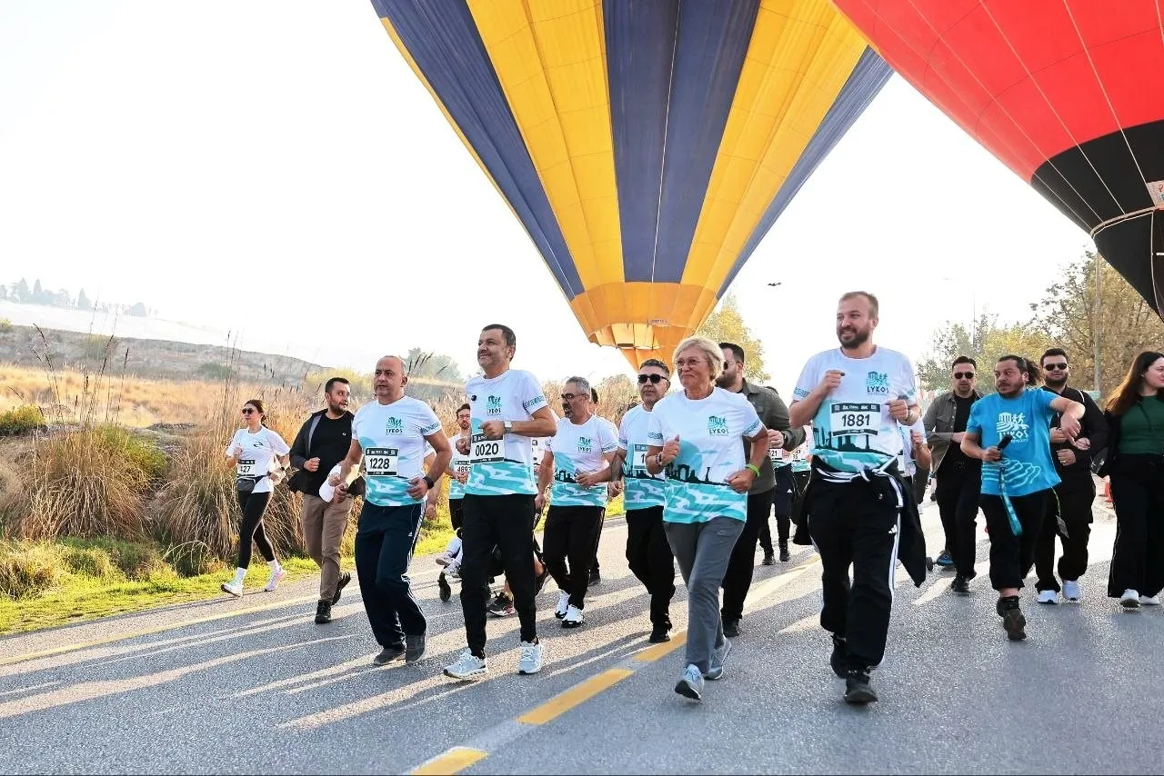 Pamukkale’de dev maraton coşkusu: 20 bin kişi Cumhuriyet için buluştu