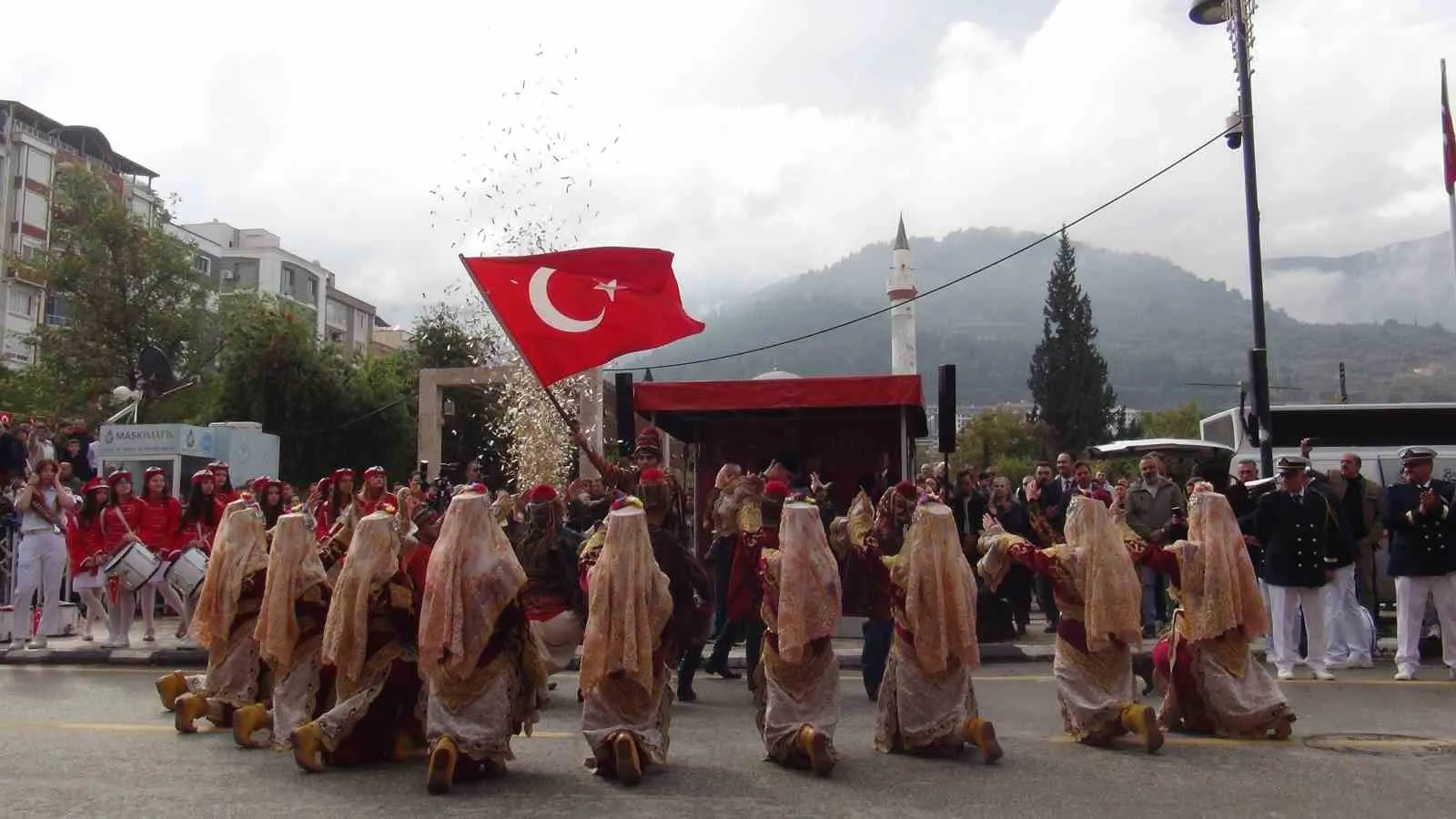 Manisa'da Cumhuriyet coşkusu: Jandarma komandoların performansı izleyenleri büyüledi