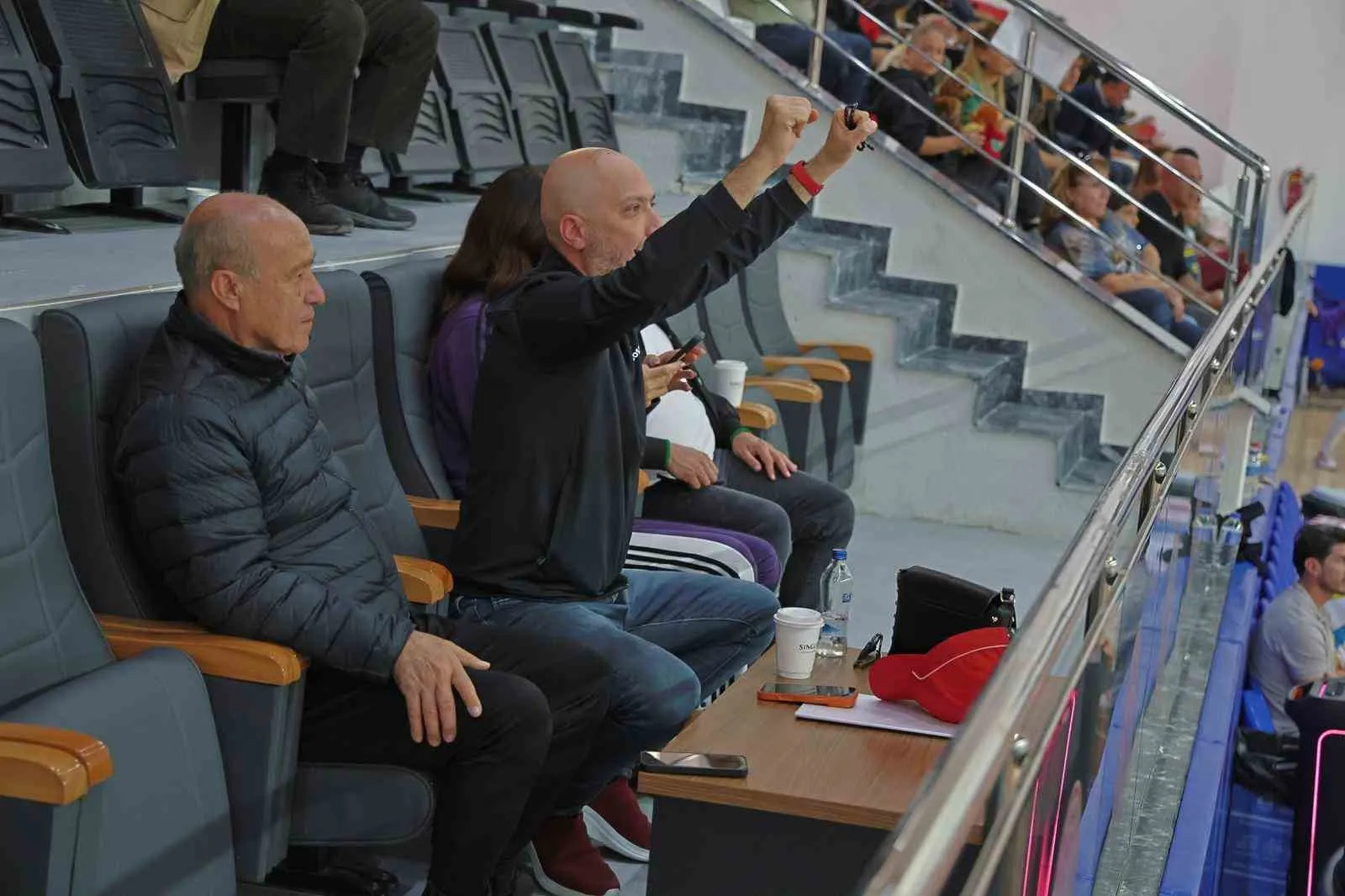 Söke’de voleybol şöleni: Sultanlar rakiplerine set dahi aldırmadı