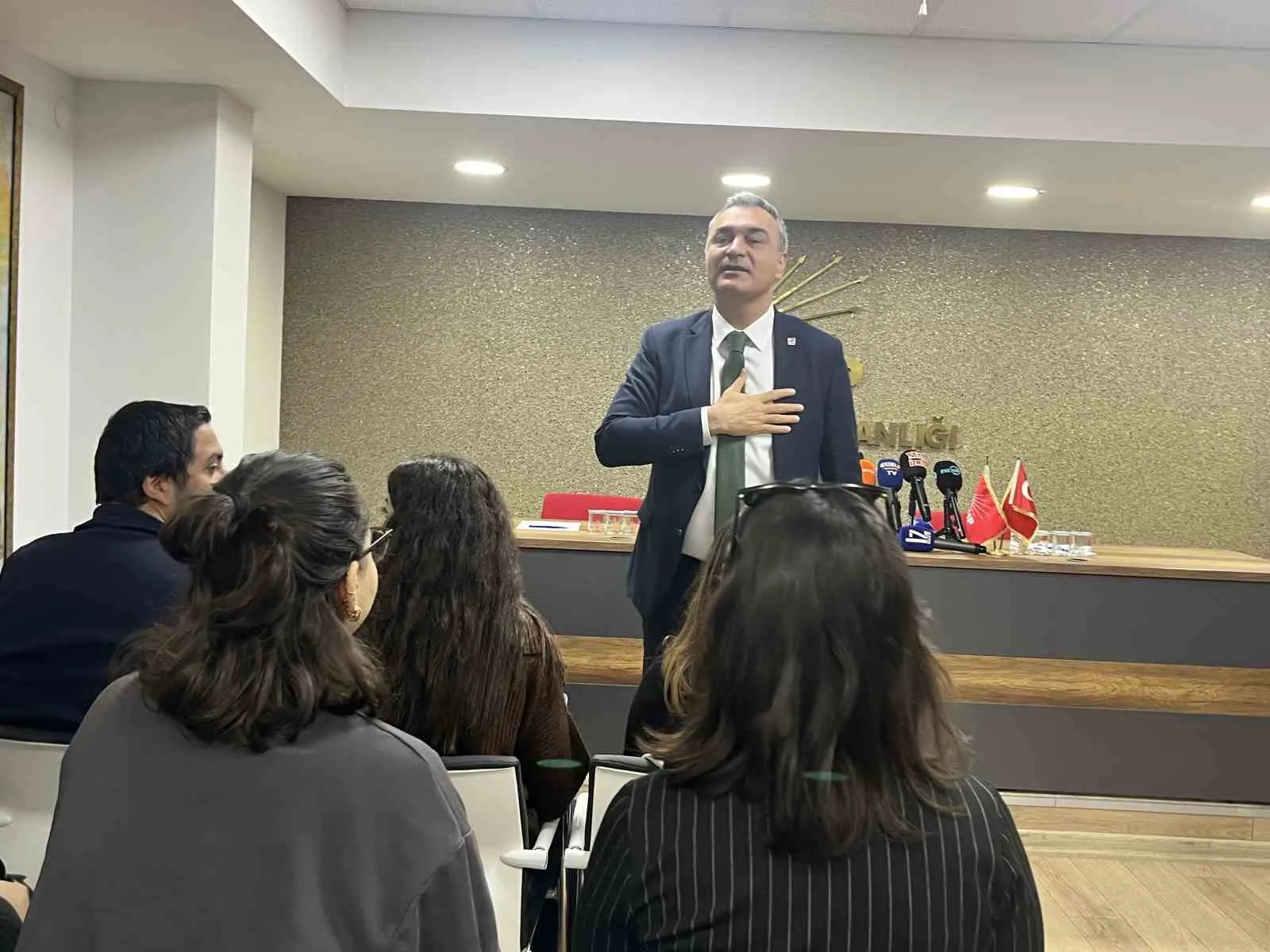 Müslim Sarı’dan İzmir’de "siyasi sorumluluk" vurgusu: Özgür Özel halka hesap vermeli