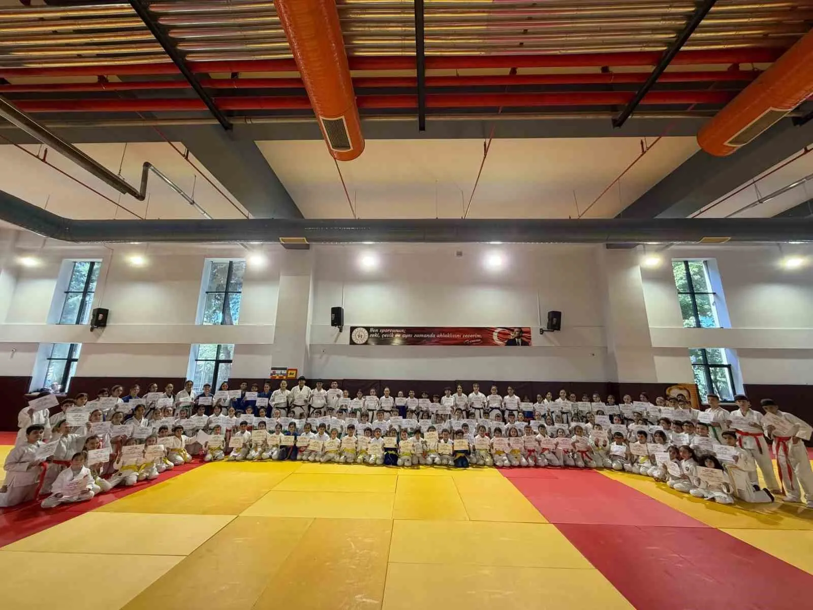 Salihli'de judo rüzgarı: 300 sporcu terfi heyecanı yaşadı