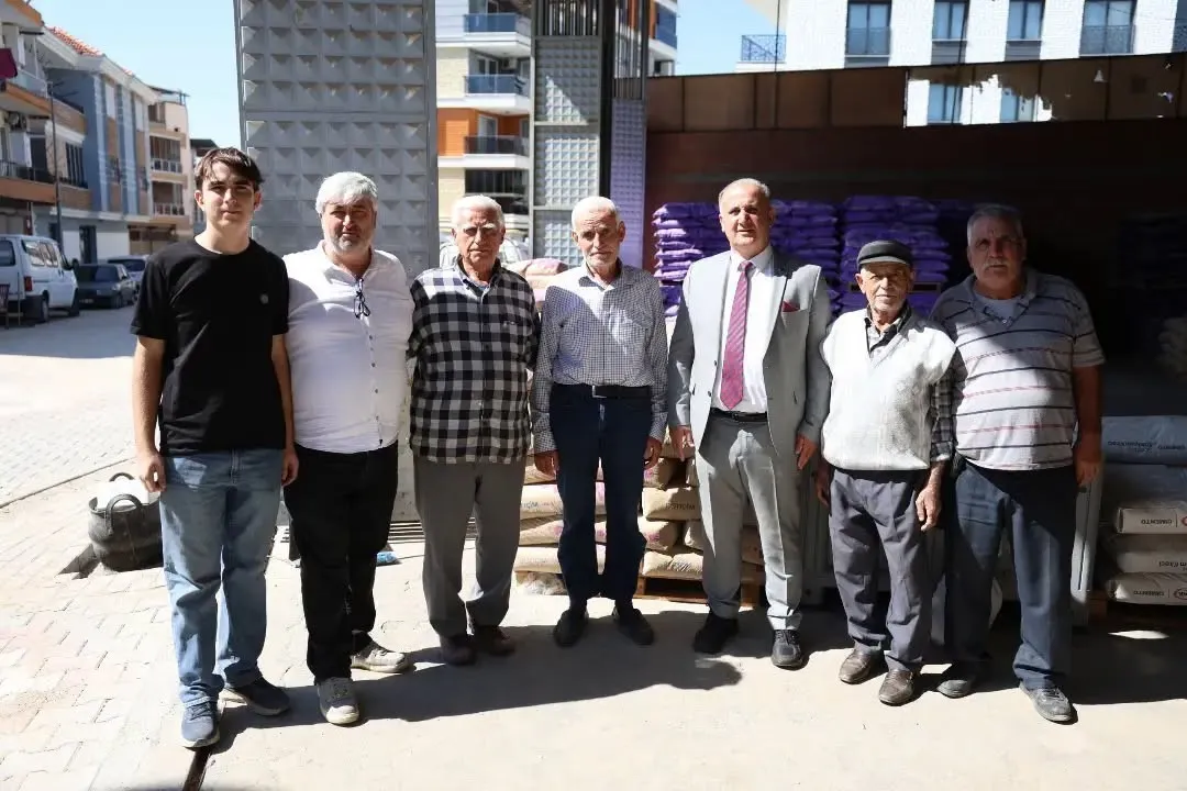 İncirliova’da pazar mesaisi: Başkan Kaya esnafın nabzını tuttu