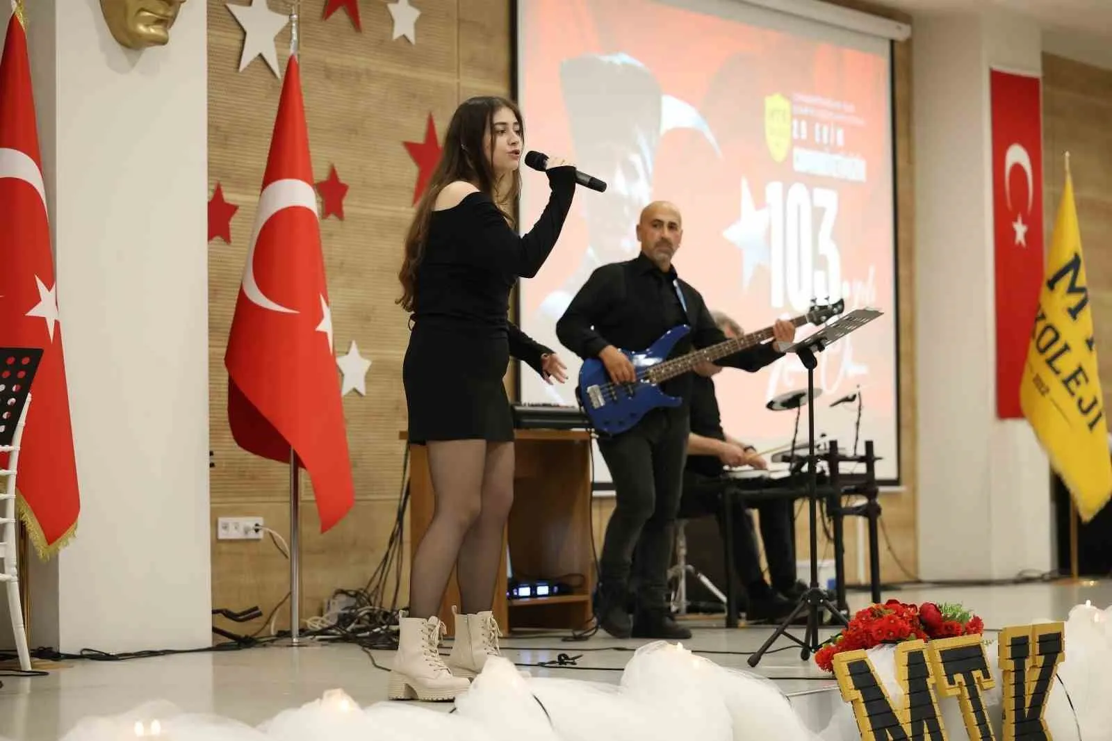 MTK Koleji’nde Cumhuriyet coşkusu: Sahne performansları büyüledi
