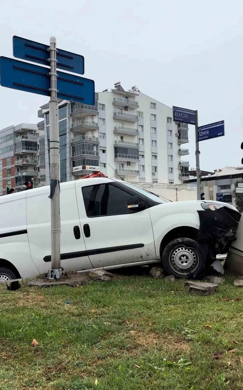 Efeler'de yağmur kazayı beraberinde getirdi: Trafoya çarpan otomobil hurdaya döndü