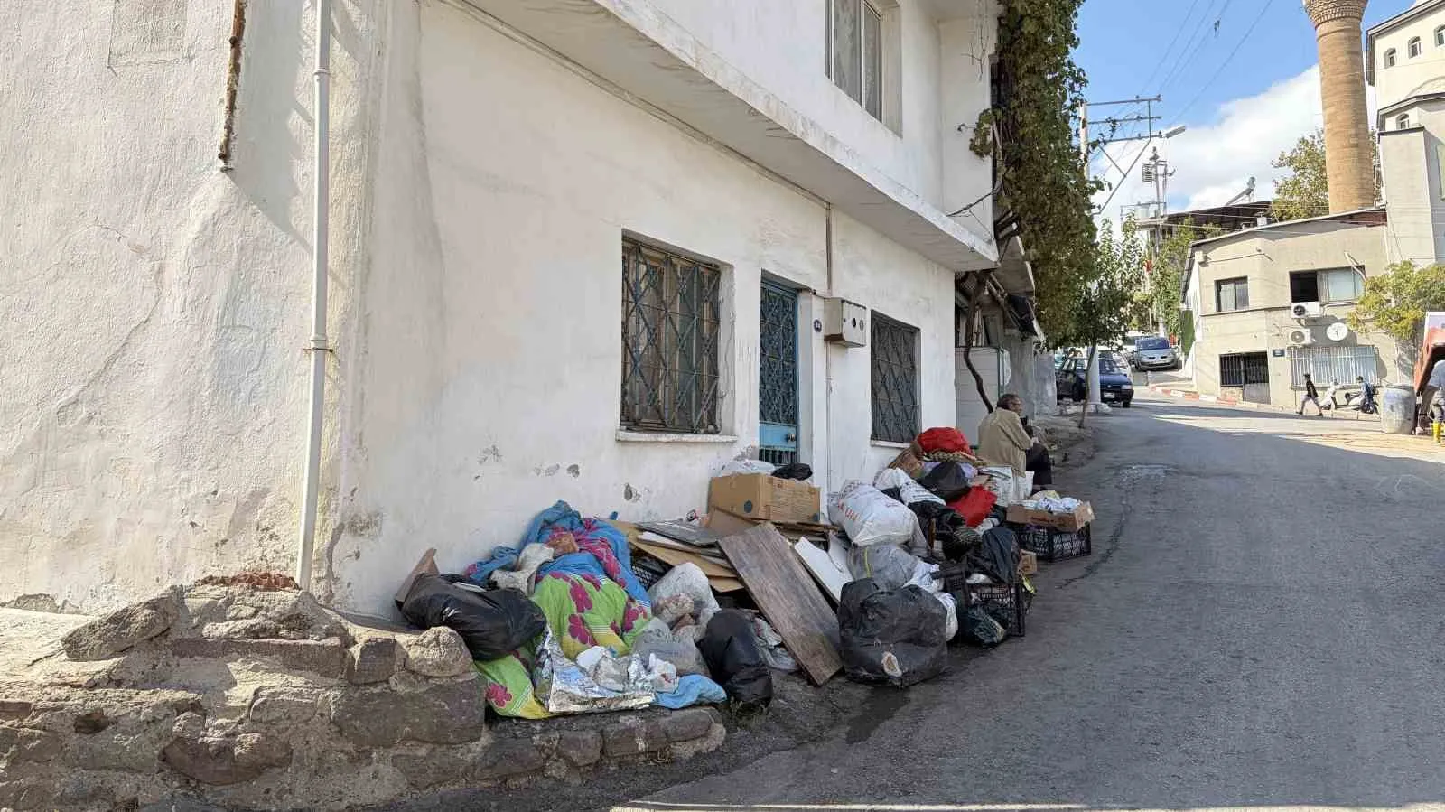 Konak'ta yaşamı felç eden çöp ev krizi: Mahalleli sağlık tehdidi altında