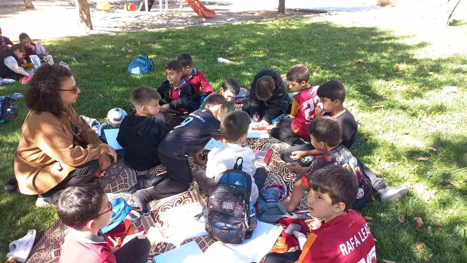 Denizli’de okul bahçeleri şenlendi: Minik öğrenciler oyunla öğrenmenin tadını çıkardı