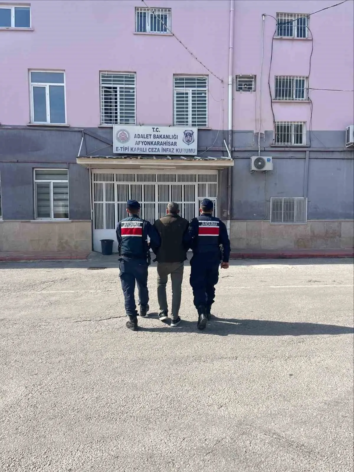 Afyonkarahisar'da adalet yerini buldu: 66 firari yakayı ele verdi