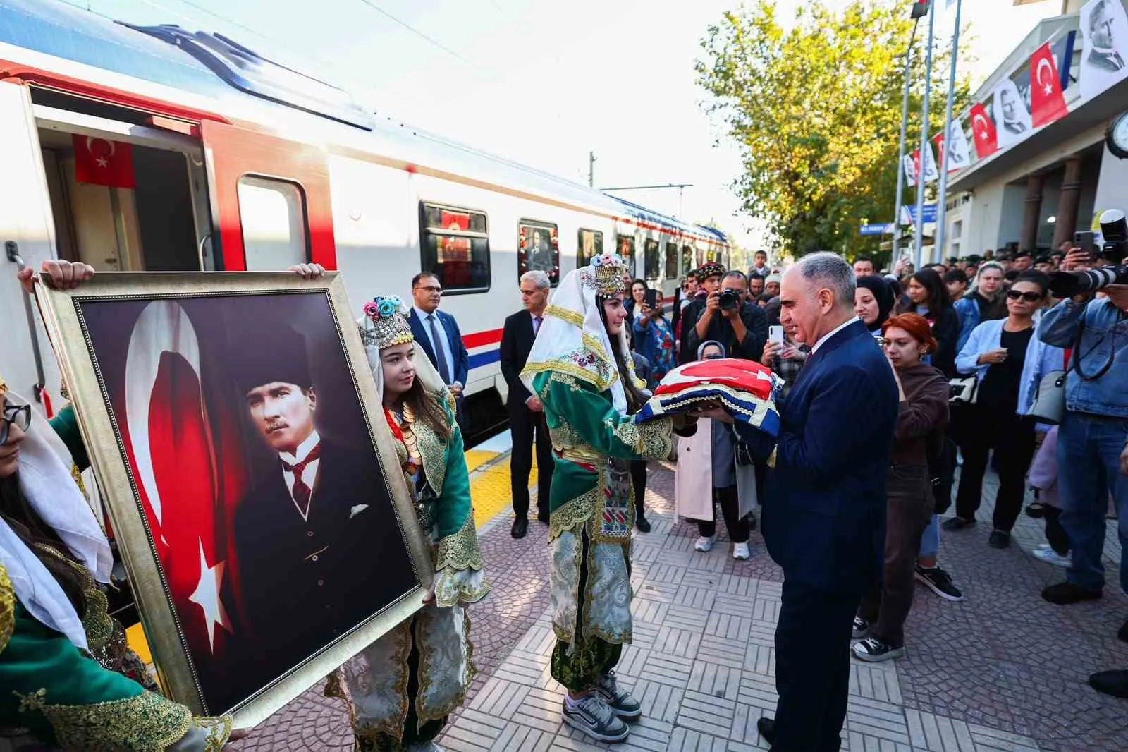 Manisa’da 101 yıllık hatıra: Ata’nın şehre gelişi coşkuyla kutlandı