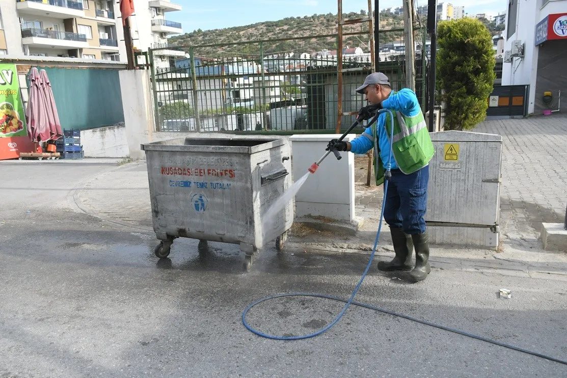 Kuşadası’nın gizli kahramanı: Dar sokakların temizlik yükünü omuzladı