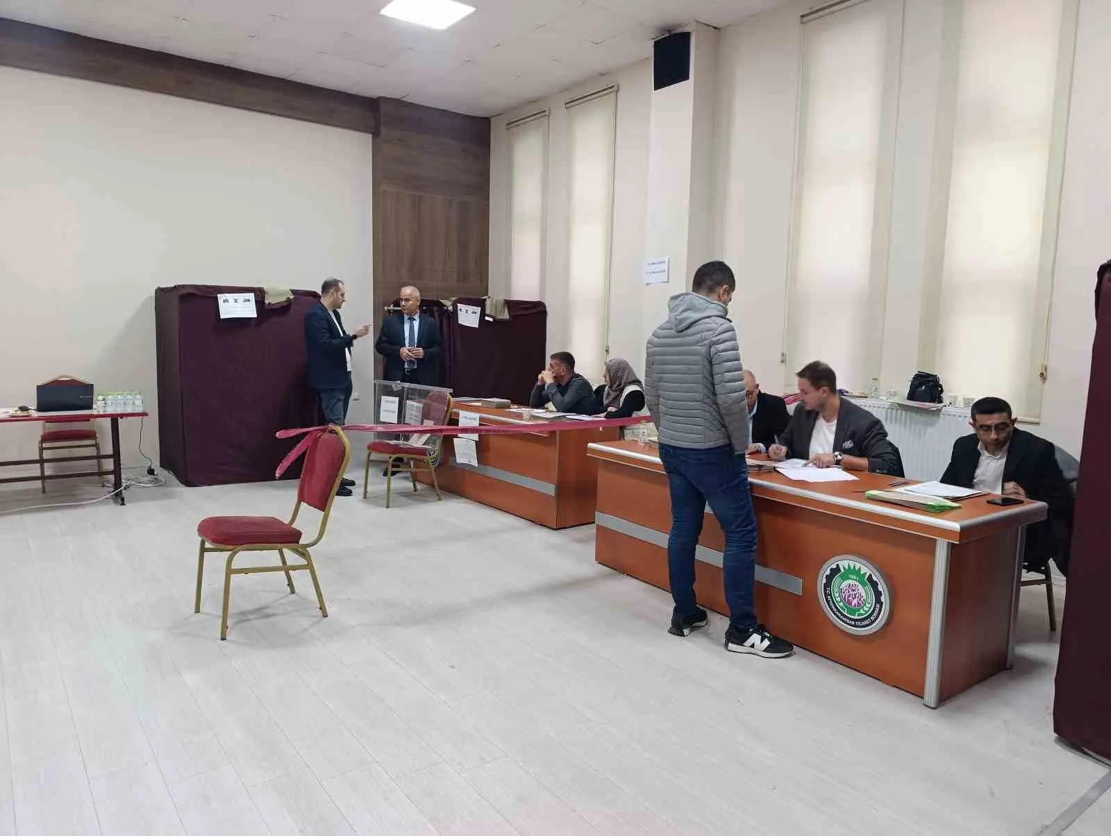 Afyonkarahisar Ticaret Borsası’nda sandık mesaisi: İki adaylı seçimde nefesler tutuldu