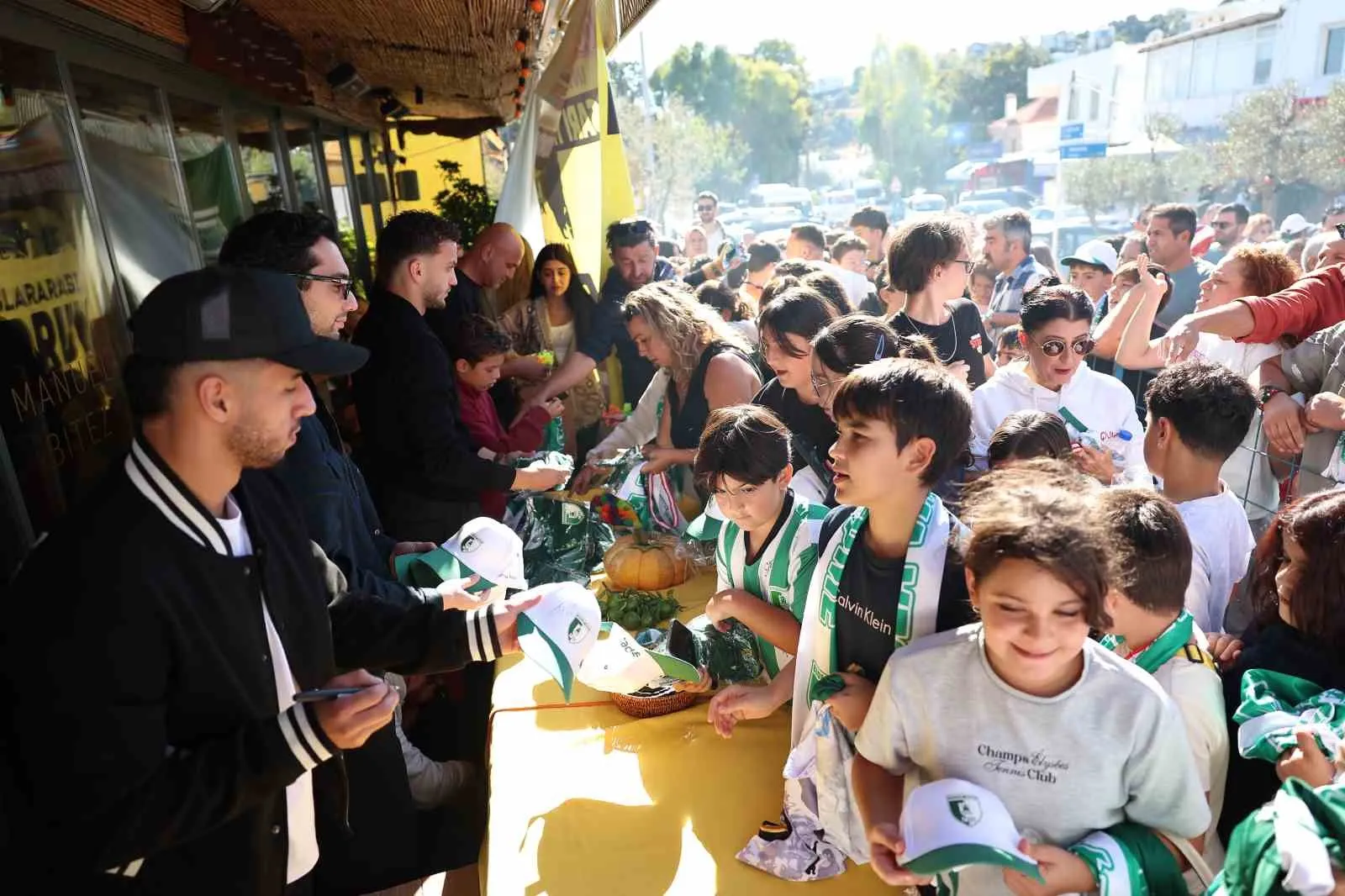 Bodrum'da iyilik rüzgarı: Yıldızlar ve futbolcular aynı sahnede buluştu