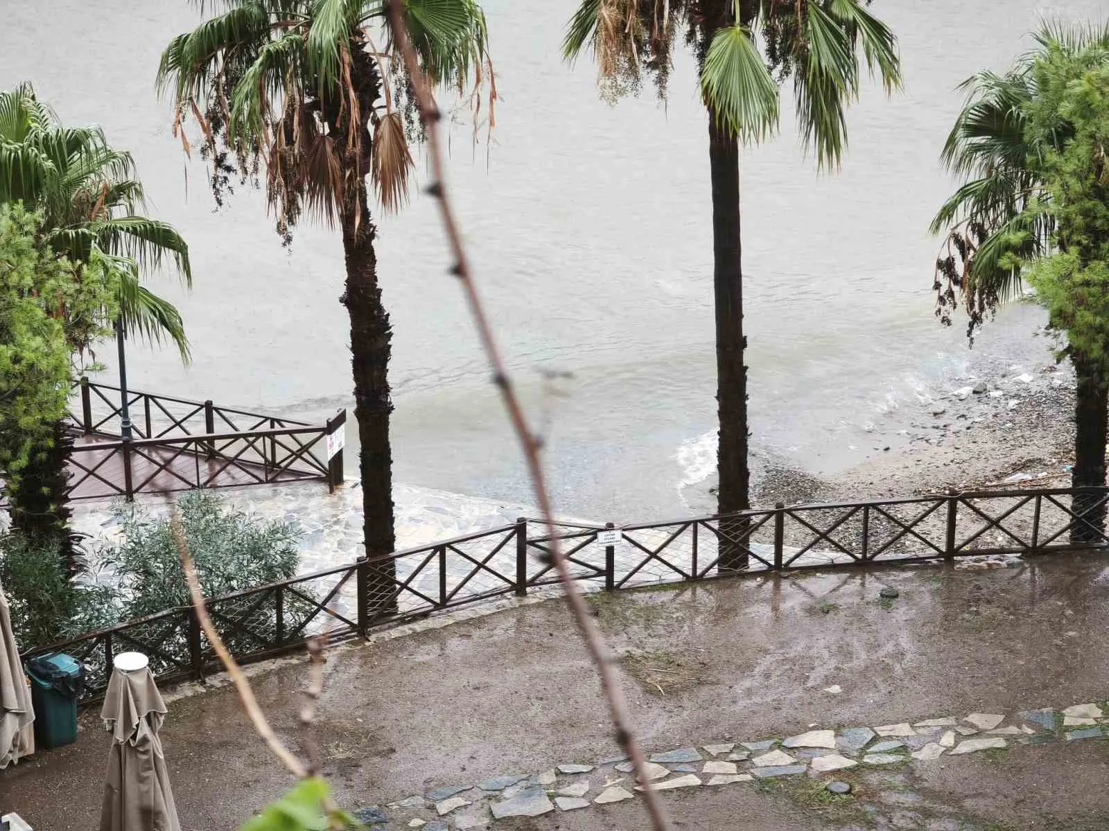 Marmaris'te doğa alarm verdi: Turkuaz sular çamura bulandı