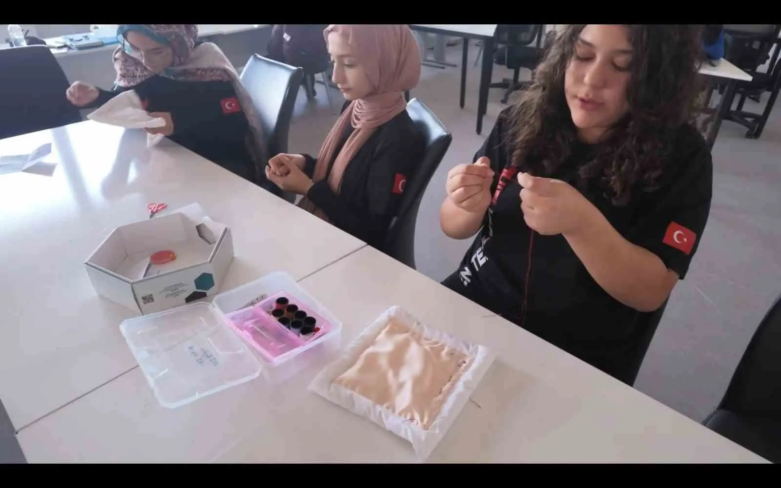 Ustaların izinde bir nesil: Denizlili öğrenciler kaybolmaya yüz tutan zanaatları yeniden canlandırıyor