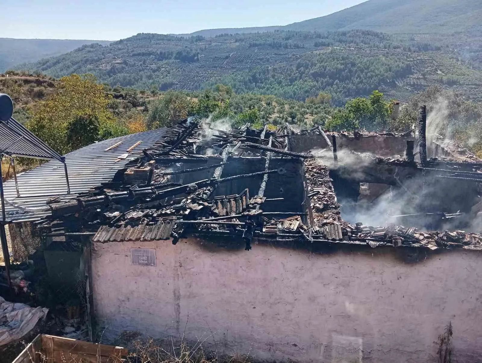 Bozdoğan'da korku dolu anlar: Alevler evi yuttu
