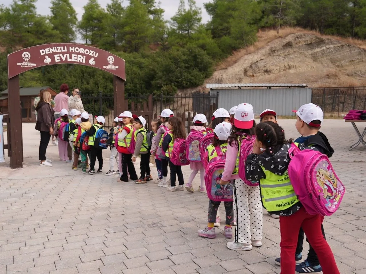 Denizli’de 4 Ekim coşkusu: Başkan Çavuşoğlu miniklerle barınağı ziyaret etti