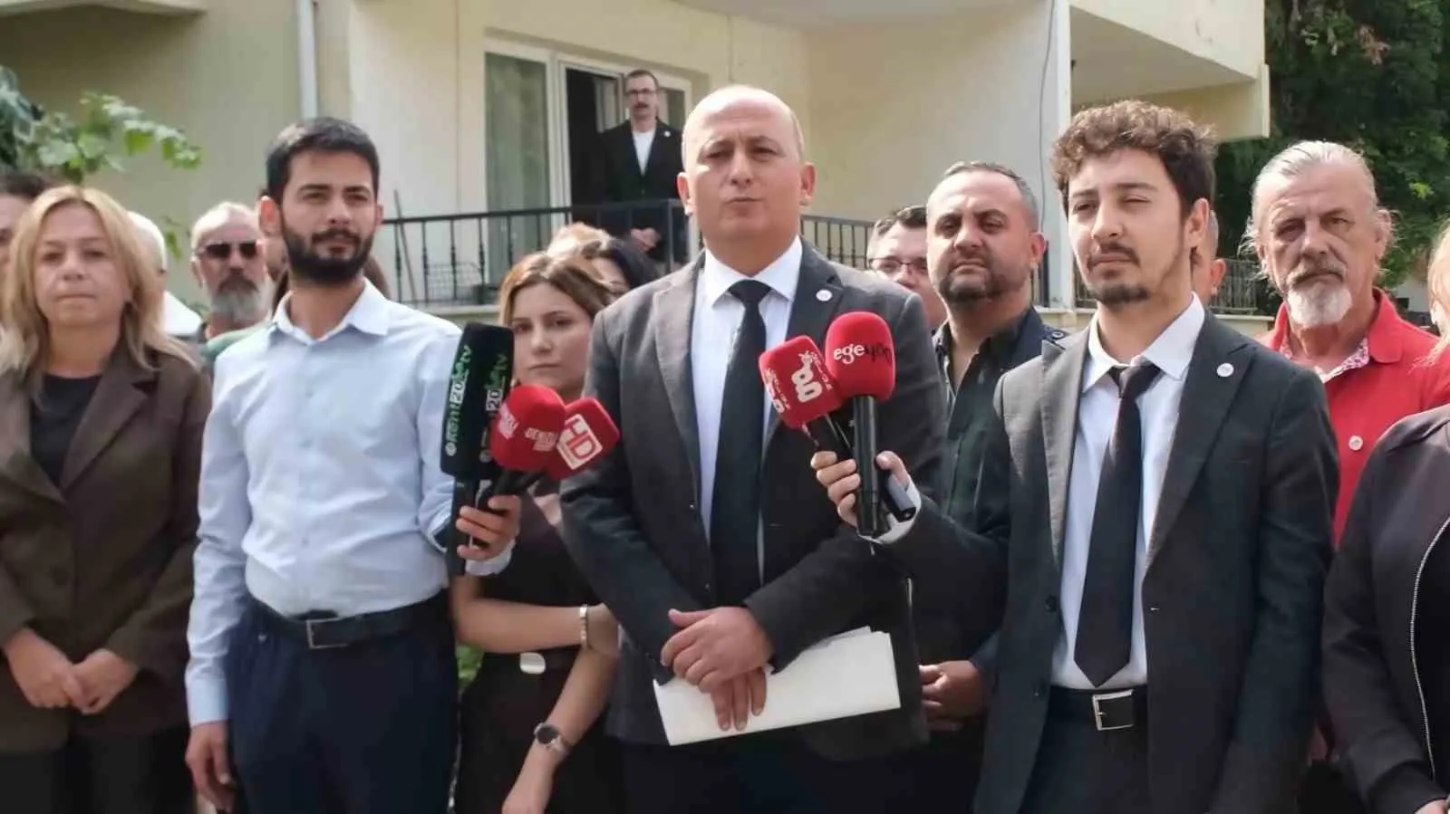 Siyasetin gölgesinde site kavgası: Basın açıklamasına gürültü baskını