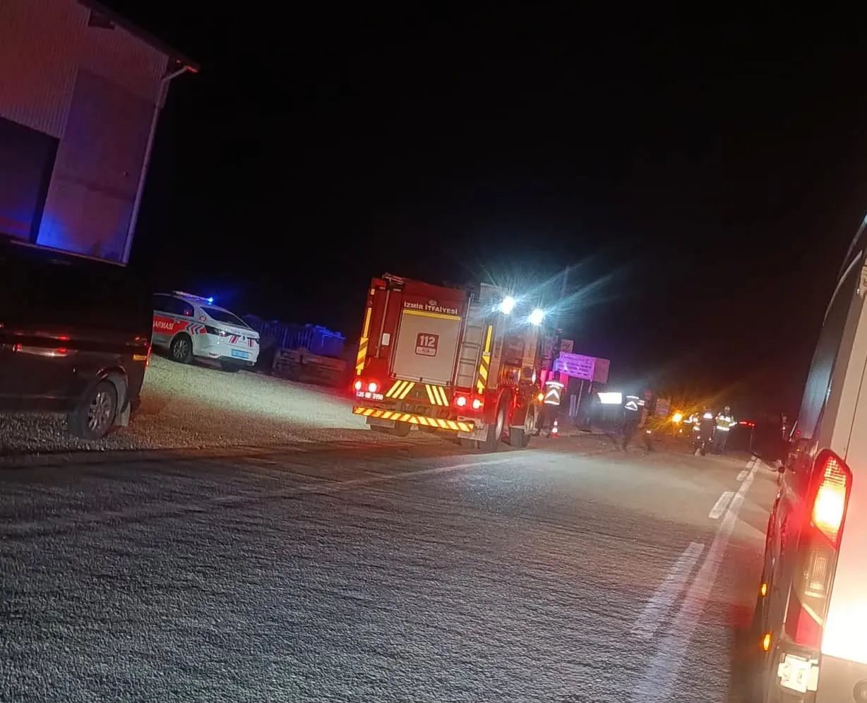Menderes’te yolculuk dönüşü acı veda: Otobüsten inen aileye panelvan çarptı
