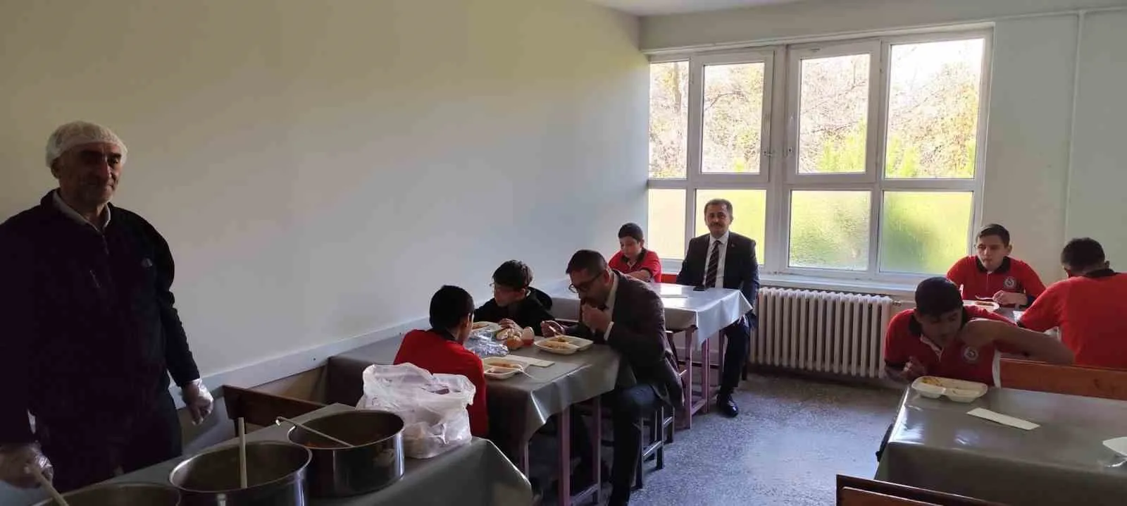 Müdür Keleş'ten okul ziyaretlerine samimi mola: Öğrencilerle aynı masayı paylaştı