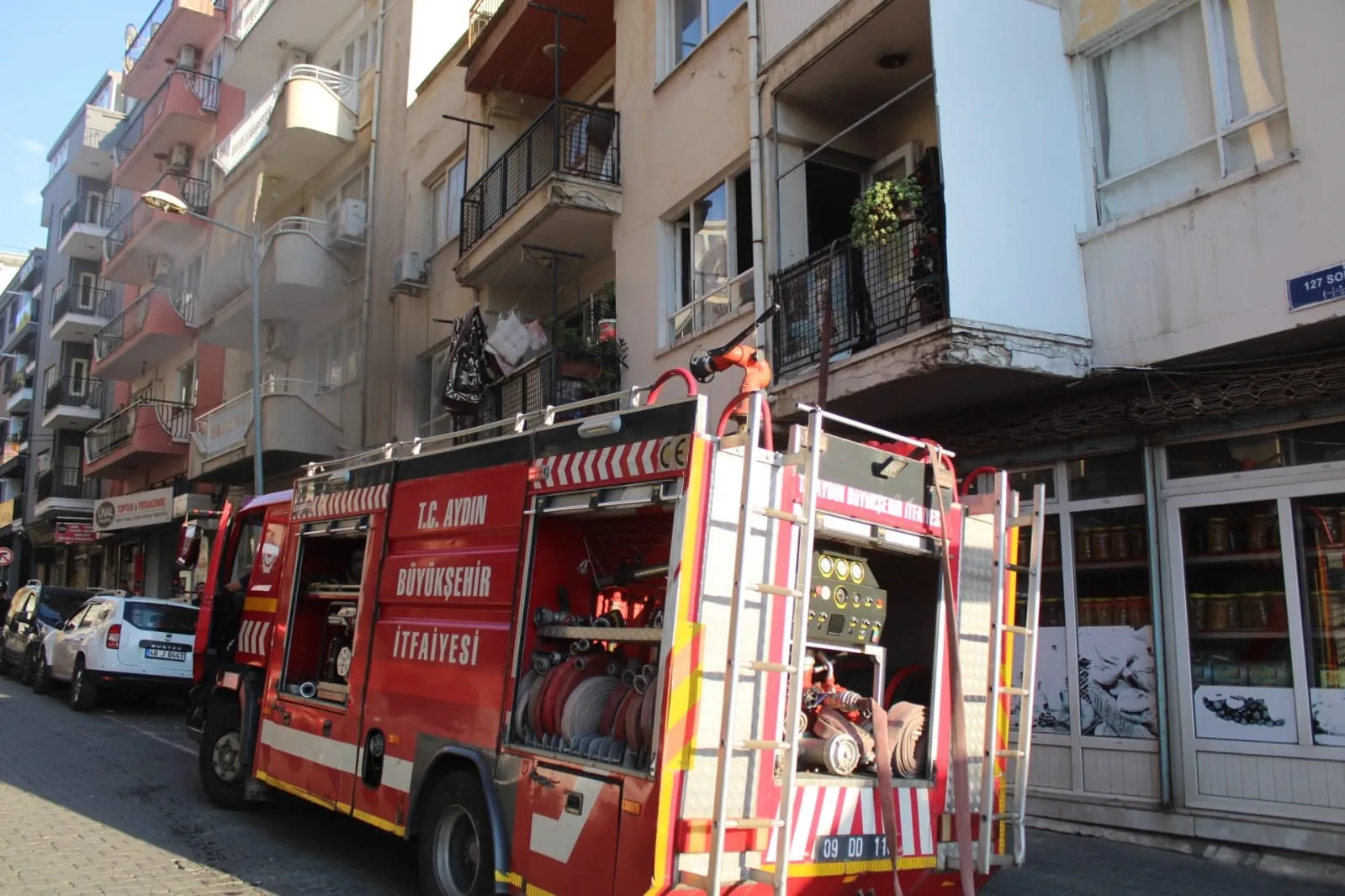 Efeler'de korkutan mutfak kazası: Yemek ocakta unutulunca ev alevlere teslim oldu