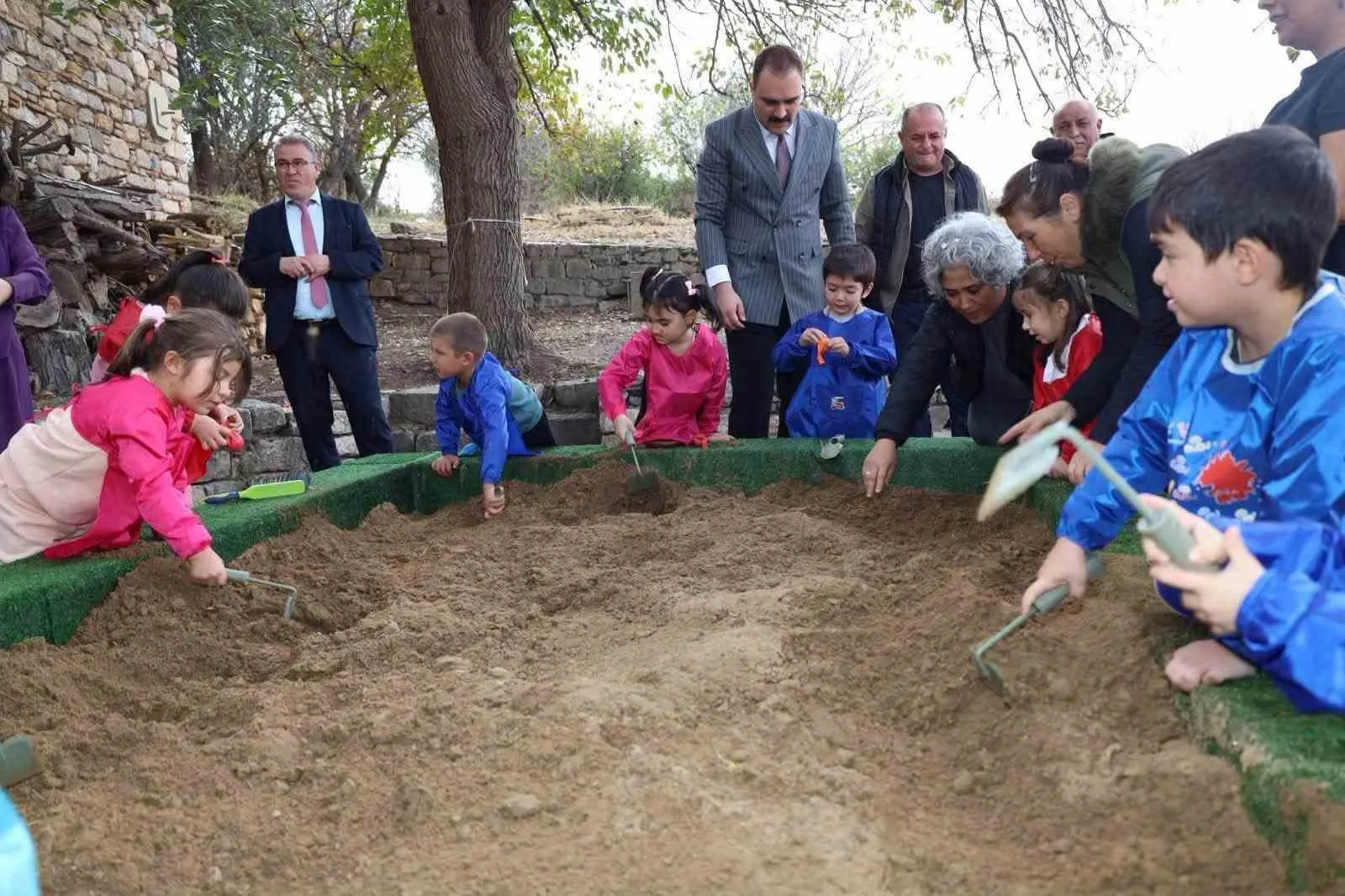 Minik eller tarihe dokundu: Afrodisias’ta arkeoloji rüzgarı esti