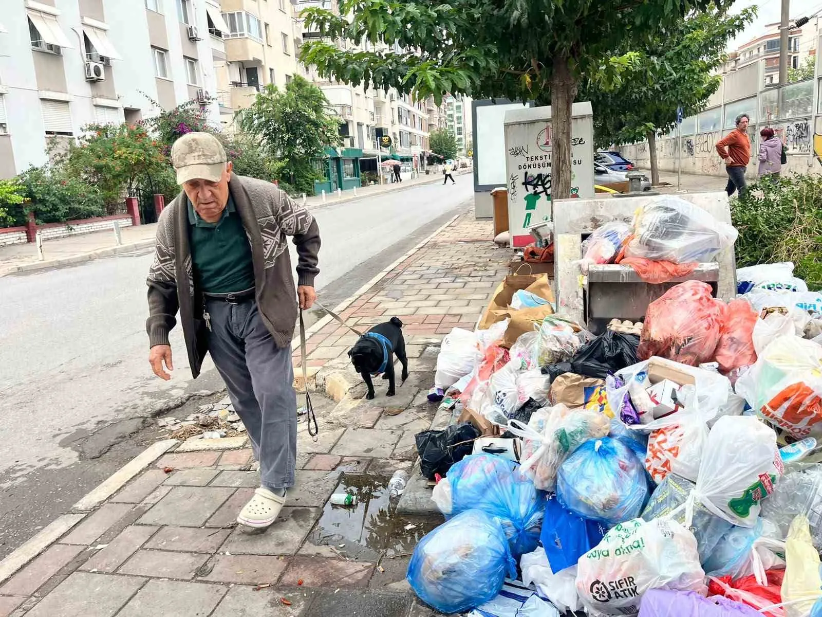 Karşıyaka’da çöp krizi büyüyor: Vatandaş kendi imkanlarıyla temizliğe girişti