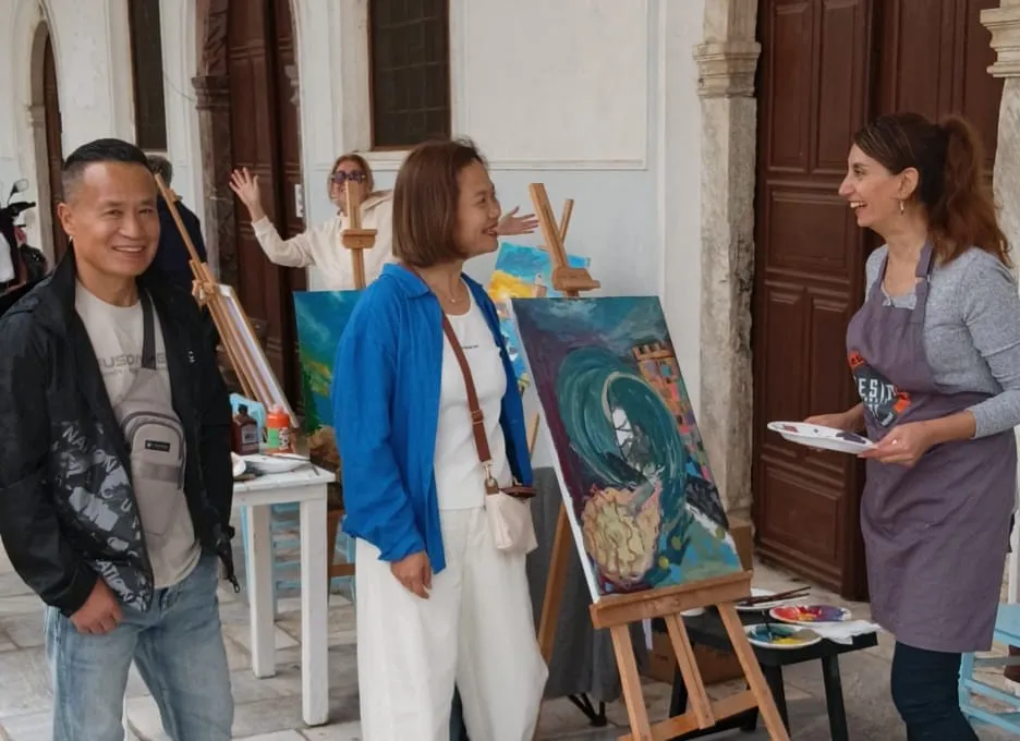 Çeşme’nin ruhu fırça darbeleriyle ölümsüzleşti: Sanatçılar tarihi dokuyu tuvallere taşıdı