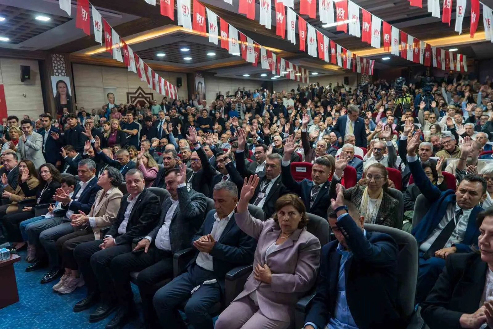 Özgür Özel’den Manisa’daki dedikodulara sert yanıt: Çakallara pabuç bırakmayız