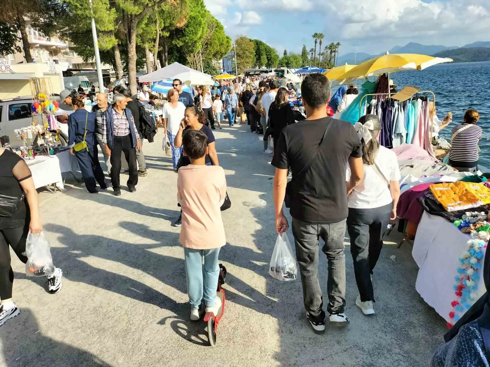 Köyceğiz’de ekonomi ve sosyal hayat iç içe: İkinci el pazarı kordonu doldurdu