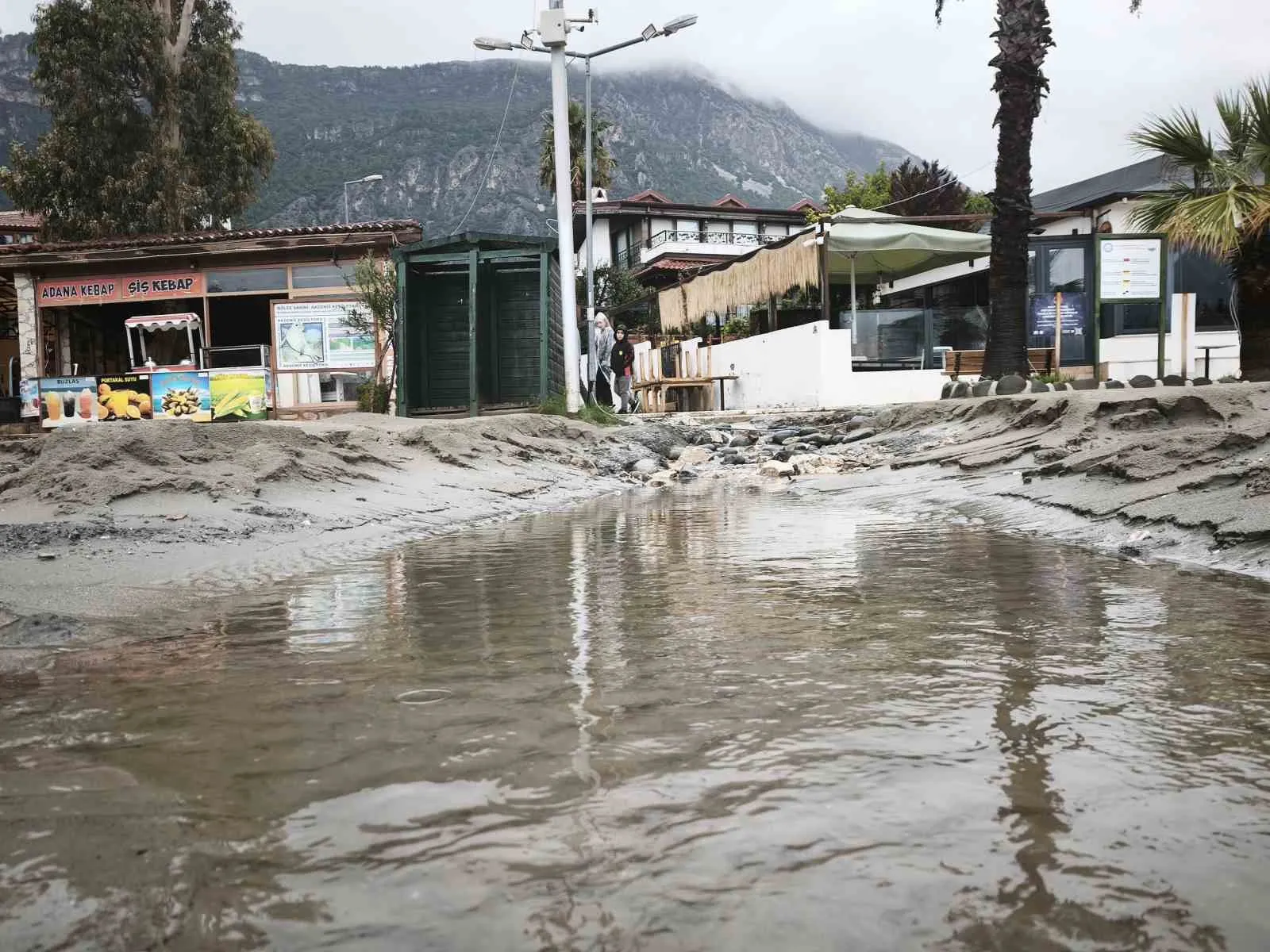 Muğla'da yağışın acı faturası: Turistik sahil kumlarını yitirdi