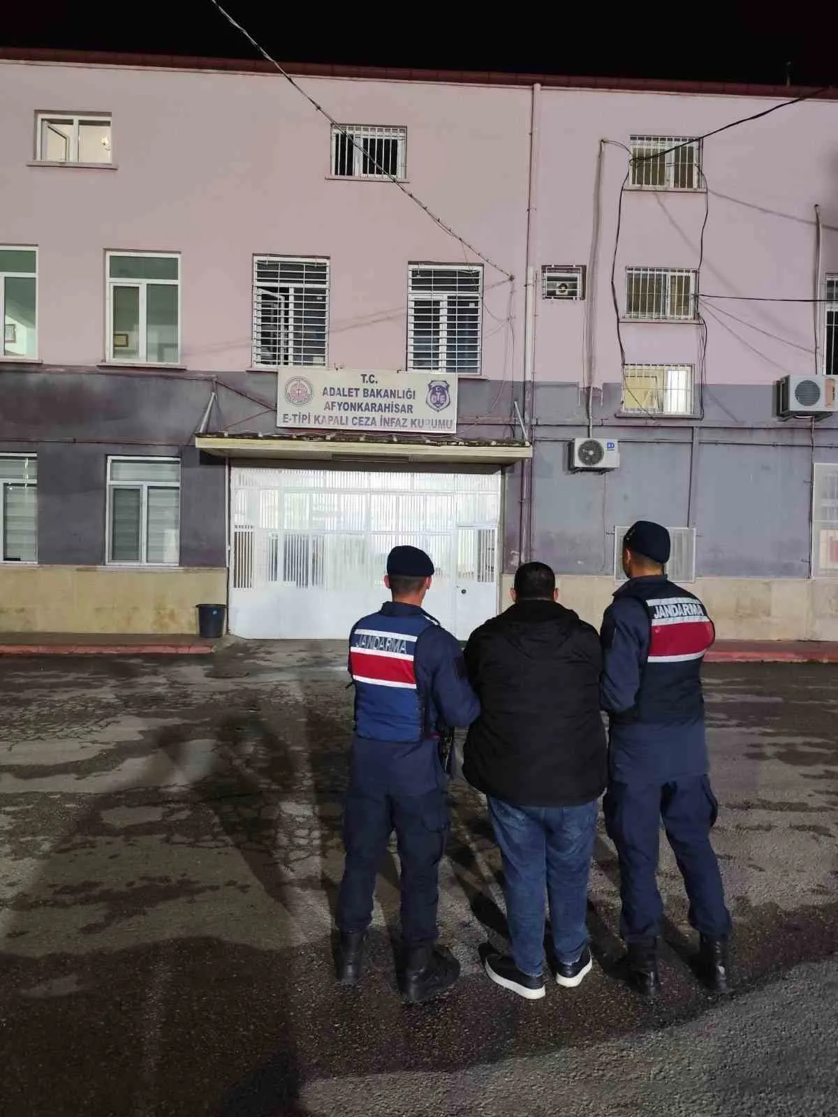 Afyonkarahisar jandarmasından kaçanlara geçit yok: 42 gözaltı