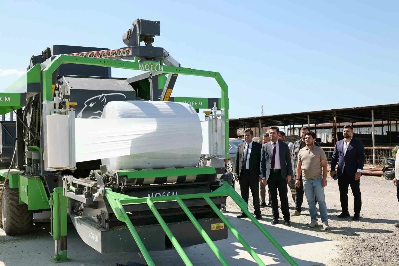 Tavas’ta çiftçinin yükünü hafifleten dev iş birliği: Silaj paketlemede masraf dönemi kapandı